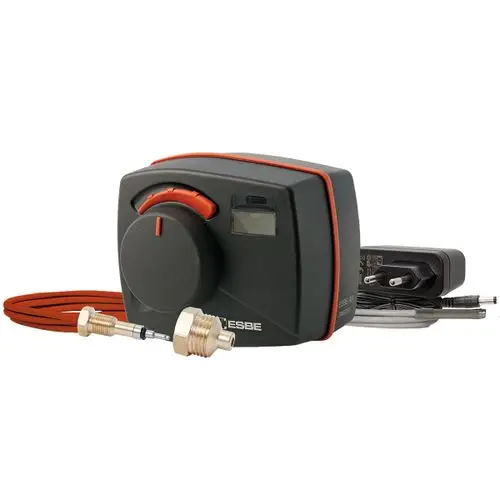 ESBE Stellmotorregler mit Einstellknopf, digitaler Anzeige und Anschlüssen, inklusive Zubehoerteilen für die Installation.